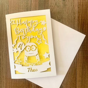 Tarjeta de cumpleaños personalizada de Minions, hecha a mano, con nombre y número recortados en papel