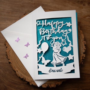 Cartão de aniversário feito à mão inspirado no Encanto com corte de papel