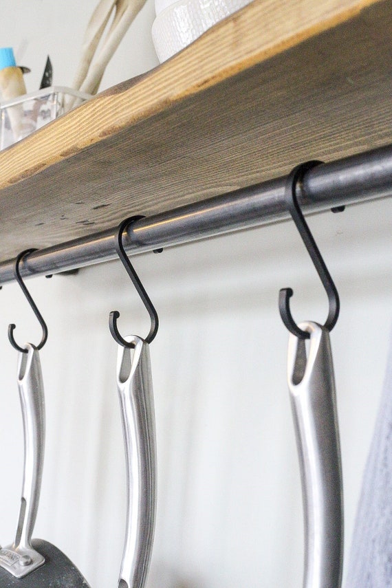 una pequeña barra y ganchos para colgar pueden ser una muy buena forma de  organizar tus utensilios …