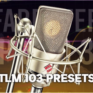 Può includere: Un microfono argentato con un filtro anti-pop nero e un supporto per microfono argentato. Il microfono è davanti a uno sfondo sfocato con il testo "FARBER PRO 3 TLM103 PRESETS".