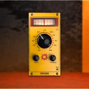 Puede incluir: Unidad de efectos de audio amarilla "STRESSBOX" con un dial y perillas negras. La unidad tiene un medidor rojo y varios ajustes etiquetados como "Input", "Output" y "Mix". El fondo es una mezcla de marrón y naranja.