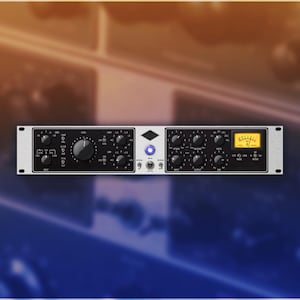 Puede incluir: Una unidad de procesamiento de audio plateada con múltiples perillas, diales y botones negros. La unidad tiene un logotipo central en forma de diamante y un medidor analógico amarillo. El fondo es un degradado de naranja y azul.