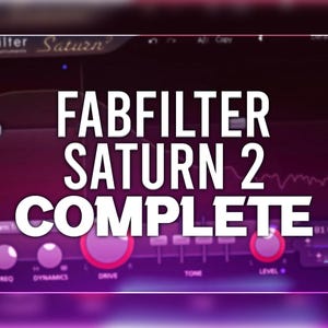 Può includere: Uno screenshot dell'interfaccia del plugin Fabfilter Saturn 2. L'interfaccia è principalmente grigio scuro con un gradiente viola sullo sfondo. Il testo "FABFILTER SATURN 2 COMPLETE" è visualizzato in bianco al centro dell'immagine. L'interfaccia del plugin ha manopole e cursori per regolare vari parametri, tra cui "Drive", "Tone" e "Level".