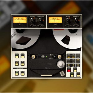 Puede incluir: Un grabador de cinta de carrete a carrete vintage con dos carretes grandes, un panel de control con botones y perillas, y la palabra "AIR" impresa en el lateral.