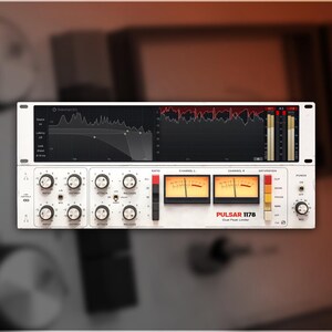 Op de afbeelding: Een witte audioverwerkingseenheid met meerdere knoppen, meters en een digitaal display met geluidsgolfpatronen. De eenheid heeft de tekst "PULSAR 1178" en wordt waarschijnlijk gebruikt voor audio-mixing of -opname.