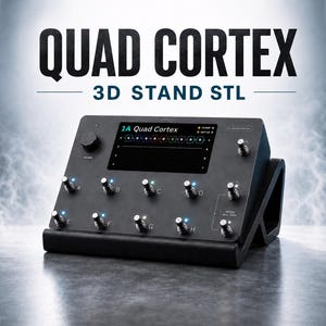 Puede incluir: Un procesador de guitarra digital Quad Cortex negro montado sobre un soporte negro impreso en 3D. El dispositivo cuenta con una pantalla táctil central, varios interruptores de pie metálicos etiquetados de la A a la H y un mando de volumen. Texto: QUAD CORTEX 3D STAND STL.