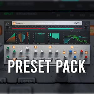 Puede incluir: Una captura de pantalla de un plugin de estación de trabajo de audio digital llamado "Vocalstrip 2" con una interfaz azul y gris. El plugin tiene una variedad de controles, que incluyen un compresor, un ecualizador y un de-esser. El texto "PRESET PACK" se muestra en blanco sobre un fondo negro.