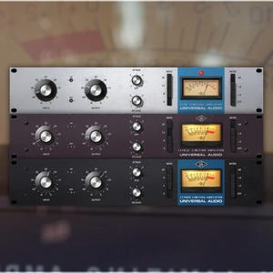 Może przedstawiać: Trzy interfejsy wtyczek audio z czarnymi i srebrnymi przednimi panelami. Każdy interfejs ma niebieski wyświetlacz z tekstem "Stereo Limiting Amplifier Universal Audio" i wskaźnik ze wskazówką. Górny interfejs ma pokrętła oznaczone jako "Attack", "Release", "Input" i "Output". Środkowy interfejs ma pokrętła oznaczone jako "Input", "Output" i "Makeup". Dolny interfejs ma pokrętła oznaczone jako "Input", "Output" i "Blend".