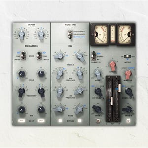 Puede incluir: Una consola de mezcla de audio de estilo vintage con numerosas perillas, interruptores y medidores. El panel gris presenta secciones etiquetadas como "Input", "Routing" y "EQ". La consola tiene una estética retro, con medidores VU analógicos y varios controles.