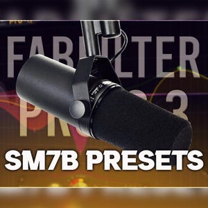 Può includere: Un microfono nero con una griglia argentata e il testo "FabFilter Pro 3 SM7B Presets" su uno sfondo giallo e arancione.