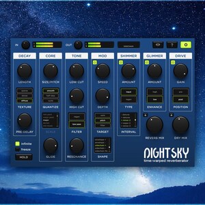 Può includere: Un'unità di effetti audio digitale blu con manopole e pulsanti, etichettata come "NIGHT SKY time-warped reverberator". L'interfaccia include controlli per Decay, Core, Tone, Mod, Shimmer, Glimmer e Drive, con impostazioni per Length, Size/Pitch e altro.
