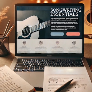 Könnte beinhalten: Ein Laptop zeigt einen "Songwriting Essentials"-Kurs. Der Bildschirm zeigt ein Gitarrenbild und Text über Melodie und Texte. Ein Notizbuch mit handschriftlichen Notizen, ein Stift und eine Kaffeetasse liegen auf dem Schreibtisch.