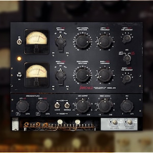 Könnte beinhalten: Ein schwarzes Audio-Mischpult mit mehreren Knöpfen und Drehreglern. Das Pult hat ein rotes Etikett mit der Aufschrift "ARC AUDIO" und "MODEL 410".