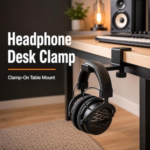 Könnte beinhalten: Ein schwarzer Kopfhörer-Schreibtischhalter, der an einem Holzschreibtisch befestigt ist. Die Halterung hält ein Paar schwarze Over-Ear-Kopfhörer. Der Text auf dem Bild lautet "Headphone Desk Clamp" und "Clamp-On Table Mount".