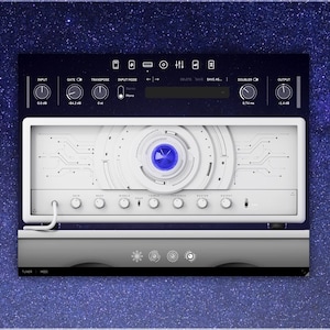 Peut inclure: Interface audio blanche et grise avec plusieurs boutons, molettes et une lumière bleue centrale. Le design futuriste présente des détails de circuits imprimés, sur fond étoilé.