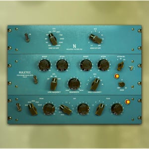 Puede incluir: Una taza de cerámica blanca con un asa negra y el texto "But First, Coffee" en negrita negra. La taza está sobre una superficie de madera. La taza mide aproximadamente 10 cm de alto.