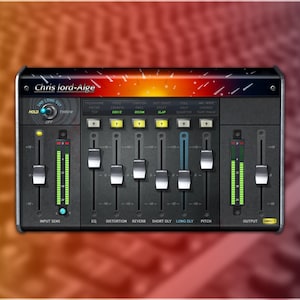 Pode incluir: Uma consola de mistura de áudio preta com controles deslizantes, botões e botões rotulados. A consola tem o texto "Chris Lord-Alge" no topo. O fundo tem um gradiente de laranja, vermelho e roxo.