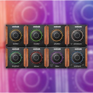 Peut inclure: Ensemble de huit unités d'effets audio noires avec des panneaux latéraux en bois et de gros boutons. Chaque unité a un anneau de couleur différente autour du bouton et une étiquette : wetter, louder, phatter, pressure, brighter, driver, filter et pumper. La marque "oneknob" est imprimée sur chaque unité.