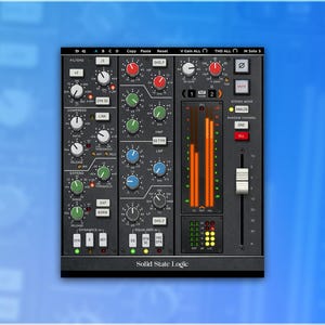 Könnte beinhalten: Eine digitale Audio-Workstation (DAW)-Schnittstelle mit einem dunkelgrauen Bedienfeld, das zahlreiche Knöpfe, Tasten und Schieberegler aufweist. Die Oberfläche verfügt über eine Vielzahl von Bedienelementen, darunter Filter, Kompressoren und Equalizer. Der Text "Solid State Logic" ist unten sichtbar.
