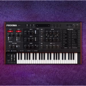 Könnte beinhalten: Ein schwarzer Synthesizer mit Tastatur, Knöpfen und Reglern. Der Synthesizer hat das Wort "PROXIMA" oben. Der Hintergrund ist ein Farbverlauf aus Lila und Rosa.