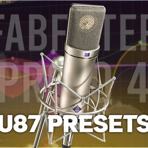 Op de afbeelding: Een zilveren microfoon met een zwarte popfilter voor een scherm met de tekst "FABFILTER PRO 4 U87 PRESETS".