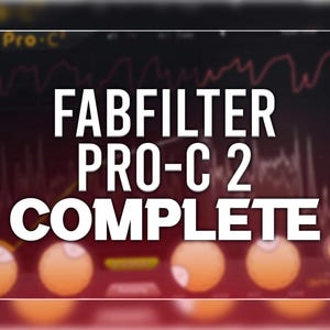 Può includere: Primo piano di uno schermo di computer che mostra il testo "Fabfilter Pro-C 2 Complete" in lettere bianche su sfondo nero. Lo schermo è sfocato sullo sfondo, mostrando uno schema di colori rosso e nero.