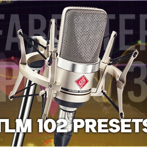 Puede incluir: Un micrófono Neumann TLM 102 plateado con una suspensión negra y un cable negro. El micrófono está delante de un fondo borroso con el texto "FABFILTER PRO 3 TLM 102 PRESETS".