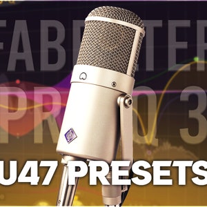 Può includere: Un microfono argentato con una griglia nera, etichettato "U47 Presets" in testo bianco, su uno sfondo sfocato di uno schermo del computer con una visualizzazione della forma d'onda e il testo "Fabfilter Pro 3".