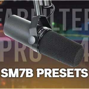 Può includere: Un microfono SM7B nero con un parabrezza in schiuma nero. L'immagine presenta il testo "FAB FILTER PRO 4" e "SM7B PRESETS" in lettere bianche e gialle su uno sfondo sfocato.