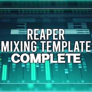 Könnte beinhalten: Eine türkisfarbene Digital Audio Workstation (DAW)-Oberfläche mit dem Text "REAPER MIXING TEMPLATE COMPLETE" in Weiß. Die Oberfläche zeigt Audiospuren und Mischpult-Bedienelemente mit grünen Pegelmessern und Fadern.