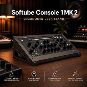Op de afbeelding: Een zwarte Softube Console 1 MK 2 audiomixcontroller gemonteerd op een schuine ergonomische bureaustandaard. Het apparaat is voorzien van talloze zwarte draaiknoppen, witte knoppen en gedrukte labels voor nauwkeurige studiocontrole.