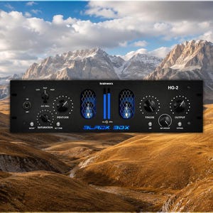 Op de afbeelding: Een zwarte rack-mount audioprocessor met de tekst Brainworx HG-2 en Black Box. Het apparaat bevat twee gloeiende blauwe vacuümbuizen achter metalen roosters, meerdere draaiknoppen, tuimelschakelaars en verticale LED-meters.