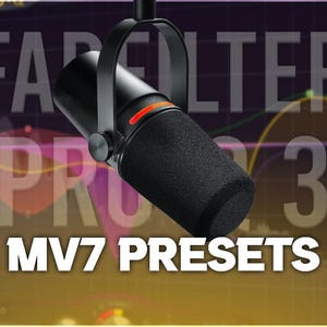 Puede incluir: Un micrófono negro con una luz roja en el lateral, colgado de un soporte negro. El texto "FARFILTER PRO 3 MV7 PRESETS" se muestra en una pantalla detrás del micrófono.