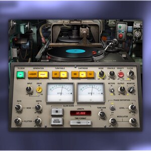 Puede incluir: Un dispositivo de audio vintage con tocadiscos y panel de control. El panel presenta diales, medidores y botones etiquetados como "To Desk", "Generation" y "Turntable". Un disco de vinilo está en el tocadiscos. La pantalla muestra "Length: 12.000."