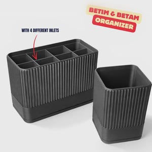 Peut inclure: Un ensemble d'organisateurs de bureau gris foncé comprenant un récipient rectangulaire avec 4 compartiments différents et un récipient carré plus petit. Les deux pièces ont une texture nervurée sur le haut et une base lisse. Texte : BETIM & BETAM ORGANIZER.