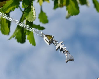 Colgante de pez de cristal marino, plata de ley, con cadena de plata.