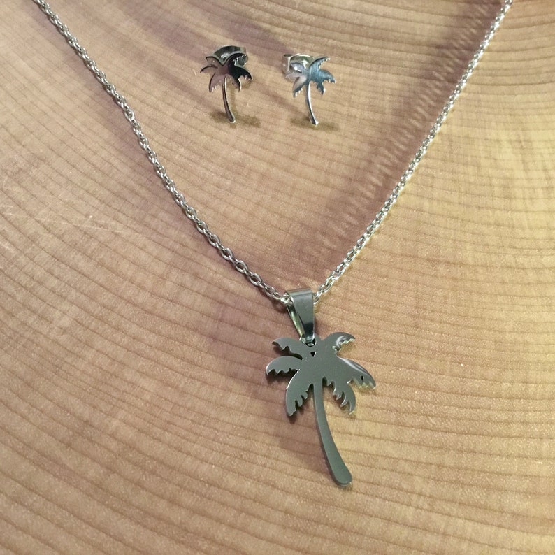 Palm necklace and earrings set