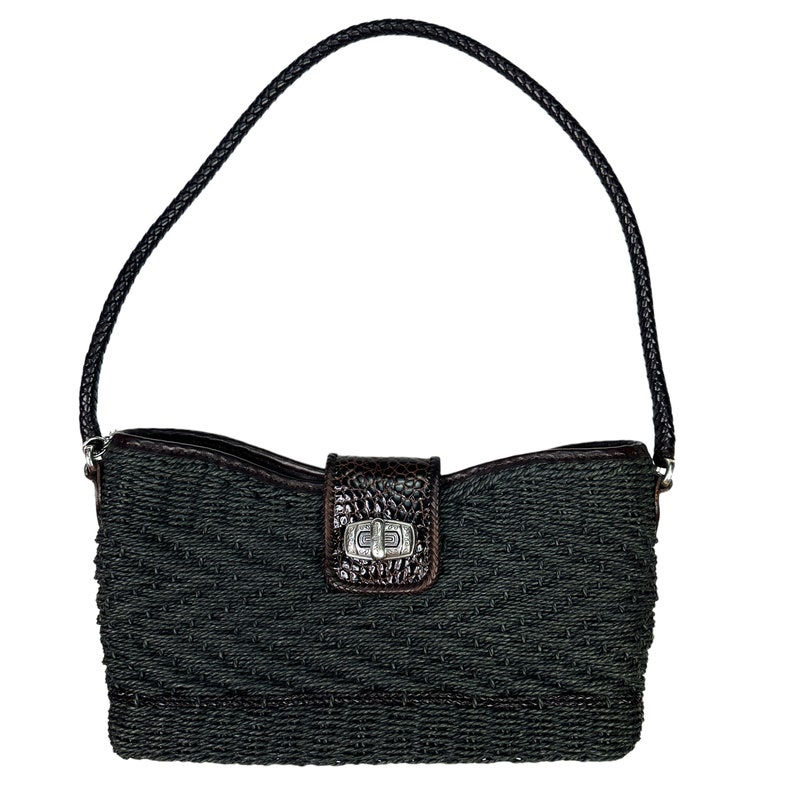 Puede incluir: Un bolso tejido negro con una solapa de cuero marr&oacute;n y un cierre plateado. El bolso tiene una sola correa.