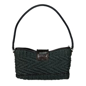 Puede incluir: Un bolso tejido de color verde oscuro con una solapa de cuero marr&oacute;n y una correa de cuero marr&oacute;n.