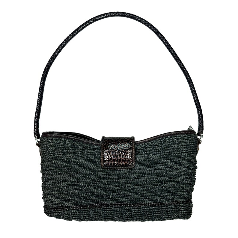 Puede incluir: Un bolso tejido de color verde oscuro con una solapa de cuero marr&oacute;n y una correa de cuero marr&oacute;n.