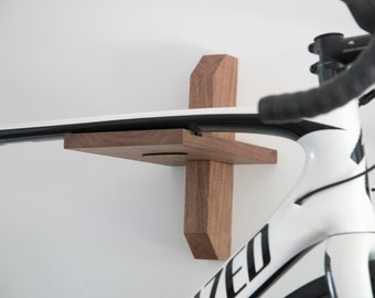 Ręcznie robiony drewniany stojak na rowery
