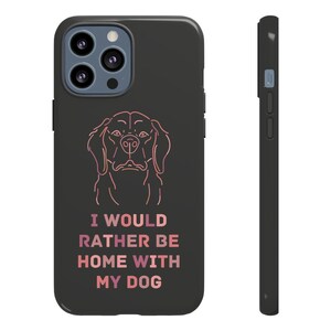 Peut inclure: Coque de téléphone noire avec un contour rose et orange d'un chien et le texte "Je préférerais être à la maison avec mon chien".