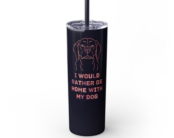 Op de afbeelding: Zwarte roestvrijstalen tumbler met een roze omtrek van een hond en de tekst "Ik zou liever thuis zijn met mijn hond".