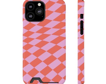 Può includere: Una custodia per telefono a scacchi rosa e arancio con un motivo geometrico. La custodia è progettata per un iPhone con un rialzo per la fotocamera.
