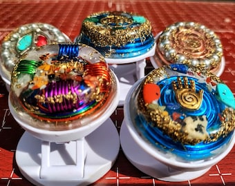 Suporte para proteção contra EMF/RF de telefone orgonite com base ajustável.