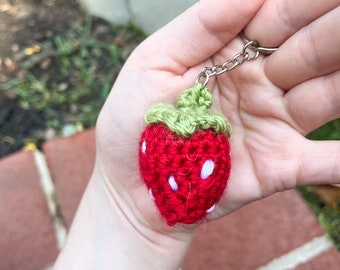 Porte-clé fraise au petit doigt, peluche fraise faite main, Amigurumi au petit doigt, porte-clé fraise, porte-clé rouge, porte-clé mignon