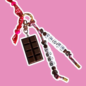 Llavero de barra de chocolate CHOCO LOCO: un bonito dije de cuentas con lazo rojo y divertidas cuentas con letras.