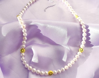 Smiley Face Necklace, Faux Pearl Choker, Smiley Face Necklace, Happy Face Beaded Necklace, 90s Beaded Necklace