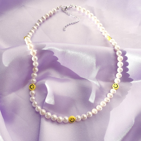 Smiley Face Necklace, Faux Pearl Choker, Smiley Face Necklace, Happy Face Beaded Necklace, 90s Beaded Necklace