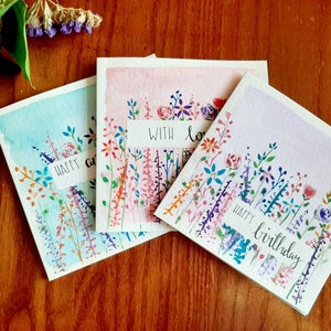 Handgeschilderde aquarel bloemenwenskaart met personalisatie beschikbaar, wilde bloemen: gefeliciteerd, fijne verjaardag, elke gelegenheid